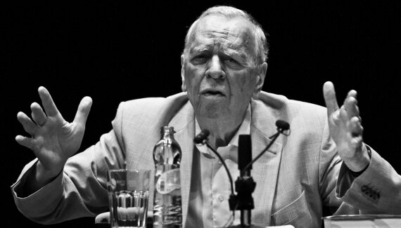 Uhde: My jsme za svobodu nezaplatili, přivezli nám ji Rusové a Američané...